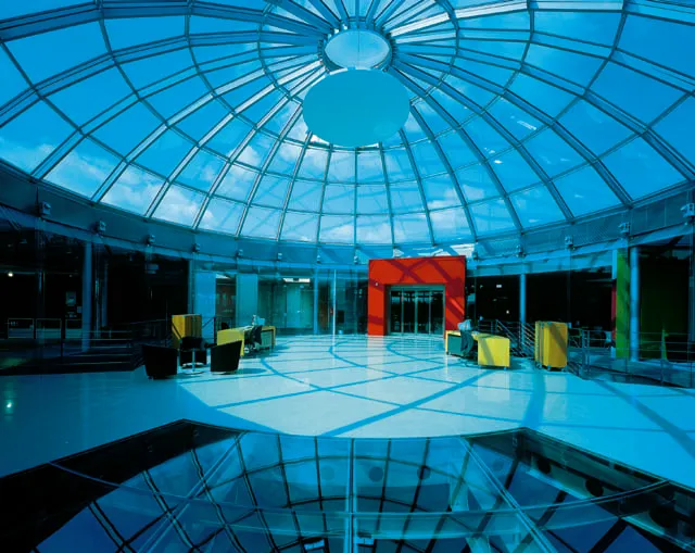 Svět aut Ostrava – showroom s prosklenou kopulí